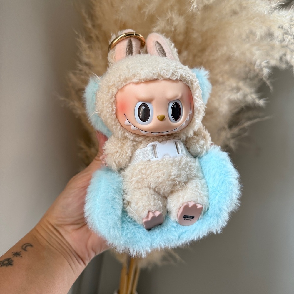 Labubu carseat - blue
